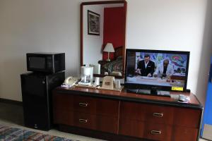 un televisor en un tocador en una habitación de hotel en Scottish Inns Sparta, en Sparta