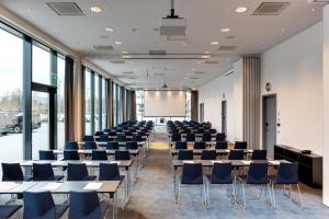 une salle de classe avec des bureaux et des chaises dans une salle avec des fenêtres dans l'établissement Quality Hotel Pond, à Stavanger