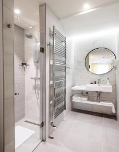 采蒂涅Hotel Gradska Cetinje的带淋浴、水槽和镜子的浴室 更多37张照片