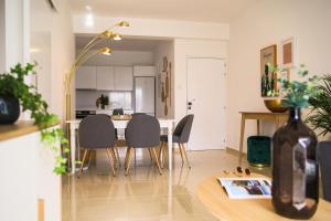eine Küche und ein Esszimmer mit einem Tisch und Stühlen in der Unterkunft Phaedrus Living: City Centre Luxury Flat Esperidon 201 in Nikosia