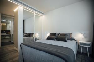 1 dormitorio con 1 cama grande y 1 habitación pequeña en BN SUITES Rambla, en Alicante