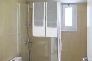 A bathroom at Phaedrus Living: City Centre Luxury Flat Esperidon 201