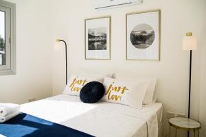 A bed or beds in a room at Phaedrus Living: City Centre Luxury Flat Esperidon 201