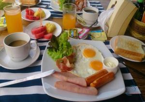 Opsi sarapan yang tersedia untuk tamu di Guest House U Aidy