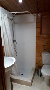 uma casa de banho com um chuveiro, um WC e um lavatório. em Camping Torremolinos em Torremolinos