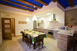 a kitchen with a table and chairs in a room at Casa Rural Villazón II - A 16 km de Pamplona in Obanos