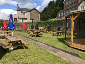 een groep picknicktafels op het gras bij The Newbridge Hotel in Newbridge