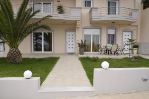 Κήπος έξω από το Aristea Apartments