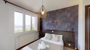 Ένα ή περισσότερα κρεβάτια σε δωμάτιο στο Logis Hôtel Le Bellevue +23 φωτογραφίες