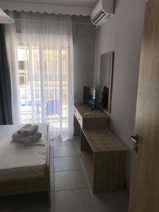 TV a/nebo společenská místnost v ubytování Theodora Villas Flogita beach