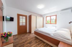 Postel nebo postele na pokoji v ubytování Penzion Leknín