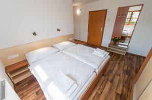 Postel nebo postele na pokoji v ubytování Penzion Leknín