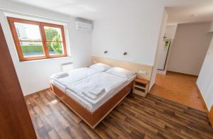 Postel nebo postele na pokoji v ubytování Penzion Leknín