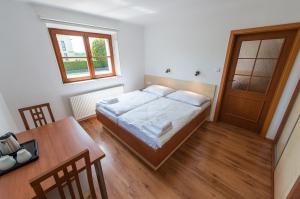 Postel nebo postele na pokoji v ubytování Penzion Leknín