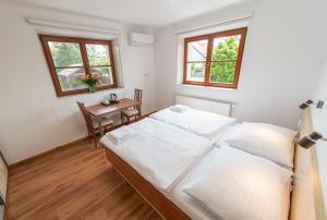 Postel nebo postele na pokoji v ubytování Penzion Leknín