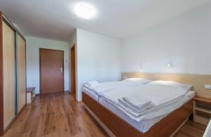 Postel nebo postele na pokoji v ubytování Penzion Leknín