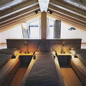 1 Schlafzimmer mit 2 Betten und 2 Lampen in einem Zimmer in der Unterkunft Antonya Apartments in Schenna
