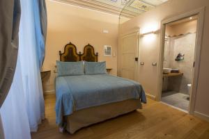 a bedroom with a bed and a walk in shower at Le Camere Di Boccanegra in Sarzana