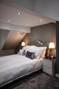 Postel nebo postele na pokoji v ubytování The Townhouse - Simple2let Serviced Apartments
