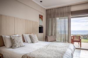 Ένα ή περισσότερα κρεβάτια σε δωμάτιο στο Royalty Suites Seaside