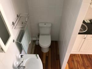 A bathroom at Withuis Hartenbos - No Load Shedding
