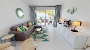 A seating area at Top Floor Apartment - Amazing Sea View