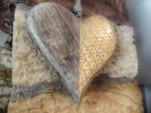 un corazón de madera colgando de un trozo de madera en Century House en Moreton in Marsh