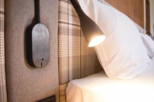 Postel nebo postele na pokoji v ubytování Prince Cyril Hotel