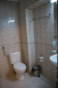 Koupelna v ubytování Prince Cyril Hotel + 37 fotografií