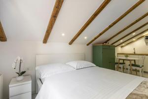 A bed or beds in a room at Pansion Casa