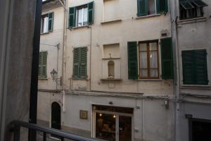 サルザーナにあるLe Camere Di Boccanegraの緑の窓と店舗