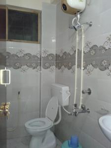 Bathroom sa Hotel DKR Residency