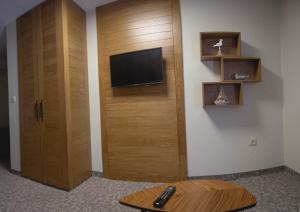 TV a/nebo společenská místnost v ubytování Prince Cyril Hotel