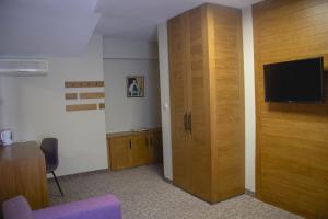 TV a/nebo společenská místnost v ubytování Prince Cyril Hotel