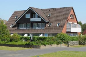 una casa grande con tejado abuhardillado en Apartmenthaus am Watt Büsum, en Büsum