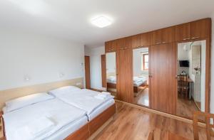Postel nebo postele na pokoji v ubytování Penzion Leknín