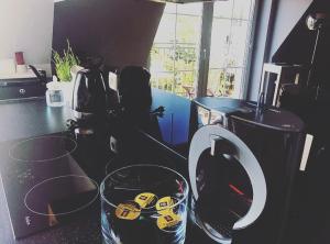 ジェロナ・グラにあるFocus Apartamentの水のグラスがテーブルの横に座っている