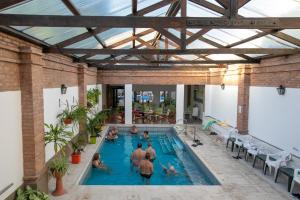 grupa ludzi w basenie w obiekcie Hotel Termasol w mieście Termas de Río Hondo