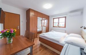 Postel nebo postele na pokoji v ubytování Penzion Leknín