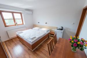 Postel nebo postele na pokoji v ubytování Penzion Leknín