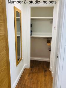 Gallery image of Whiteley’s Cottages studio in Dumbarton