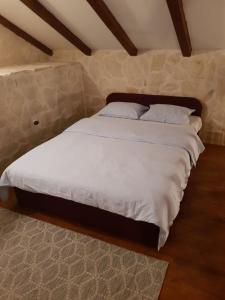 Postel nebo postele na pokoji v ubytování Stone house San Marco, Drvenik Mali