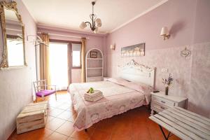 ein Schlafzimmer mit einem Bett und einer Bank darin in der Unterkunft Agriturismo L.B.STUD in Bracciano