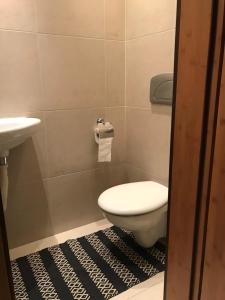 A bathroom at 21 Han Asparuh - 24h Self Check-in Még 8 kép