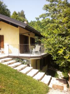 una casa con terraza y una silla en el porche en Il ritorno, en Rieti