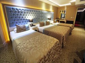 A bed or beds in a room at The Parma Hotel Downtown