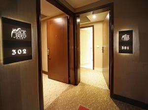 korytarz hotelu z znakiem na drzwiach w obiekcie The Parma Hotel Downtown w Stambule