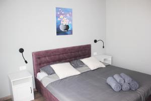 um quarto com uma cama grande e 2 almofadas em Apartmani Žužić em Porec
