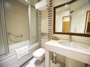 A bathroom at The Parma Hotel Downtown