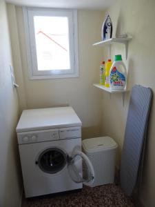 lavadero con lavadora y ventana en Estrella Rooms, en Nea Kalikratia